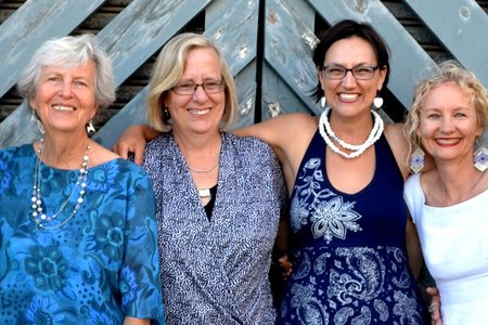 Vlnr is Erica, Olga Swanepoel, Reinette, Elsabe, Ronel en Benita tydens die 5 susters se kuier by Olga